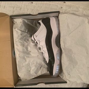 Jordan 11 iridescent